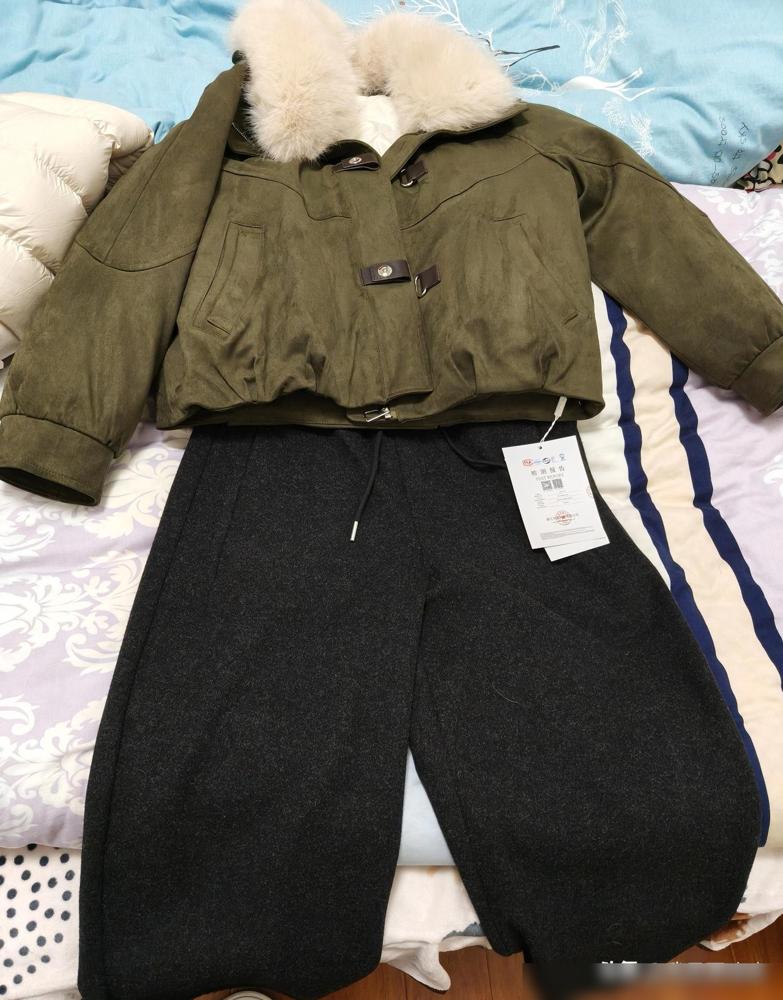 今天朋友约我去了一个很远的地方逛街买衣服，没想到在那种很偏僻的地方居然藏着很多宝