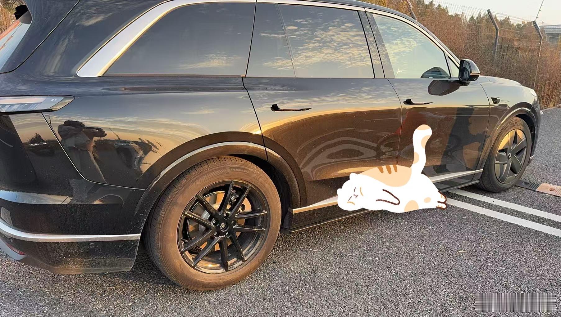 ？？？ 开着开着轮毂盖没了受不了，晓得当时换21寸的大轮毂了   