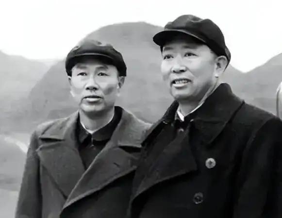人落难才看得清人心！1962年食堂一幕，道尽将帅间两种交情
 
1962年邓华回