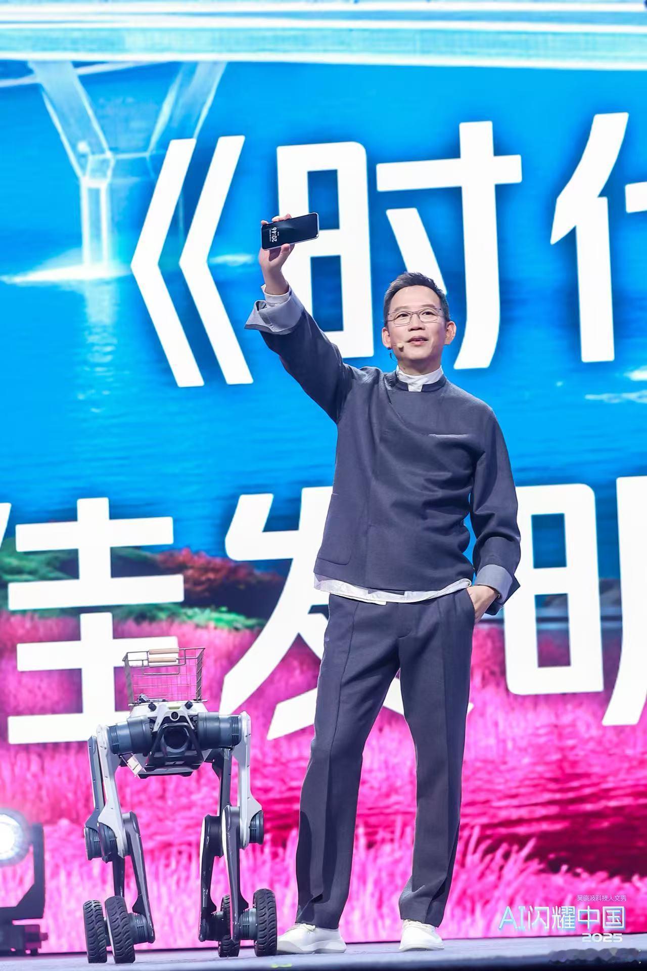 这就是手机机器人吗，突然有点好奇未来手机形态会是怎么样的，荣耀ROBOT PHO