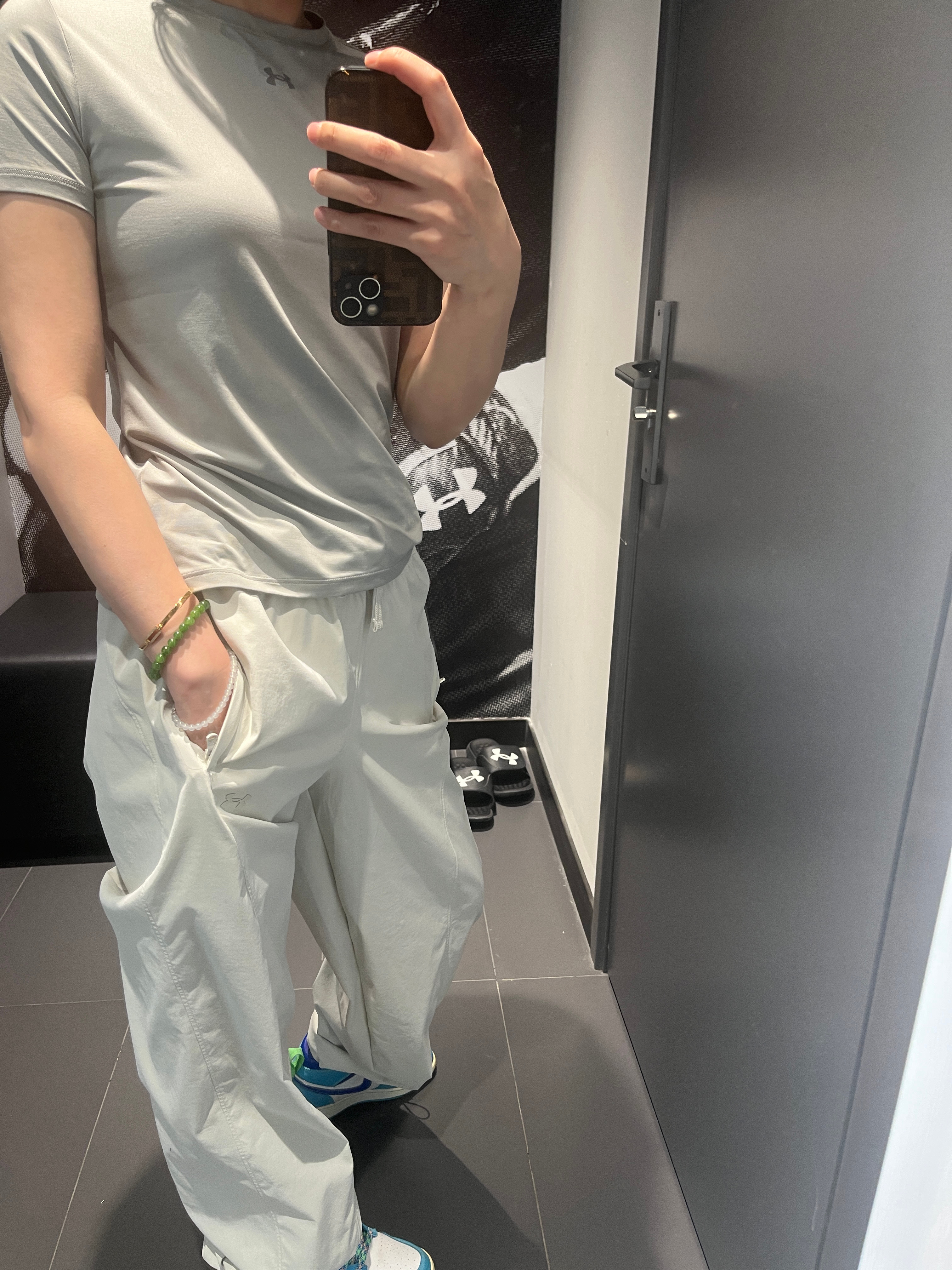 我最喜欢的颜色是黑白灰蓝 