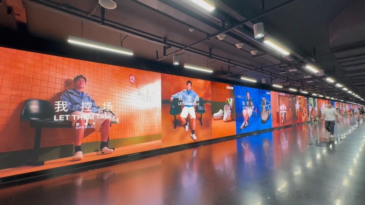 一整面墙都是樊振东！卡骆驰你也太会炫了 