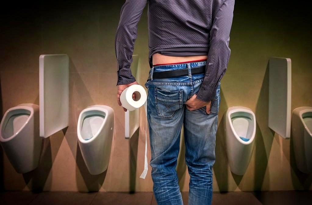 一个23岁的男生，栽在了一个自己没法跟任何人开口的习惯上。
那天，他正在办公室的