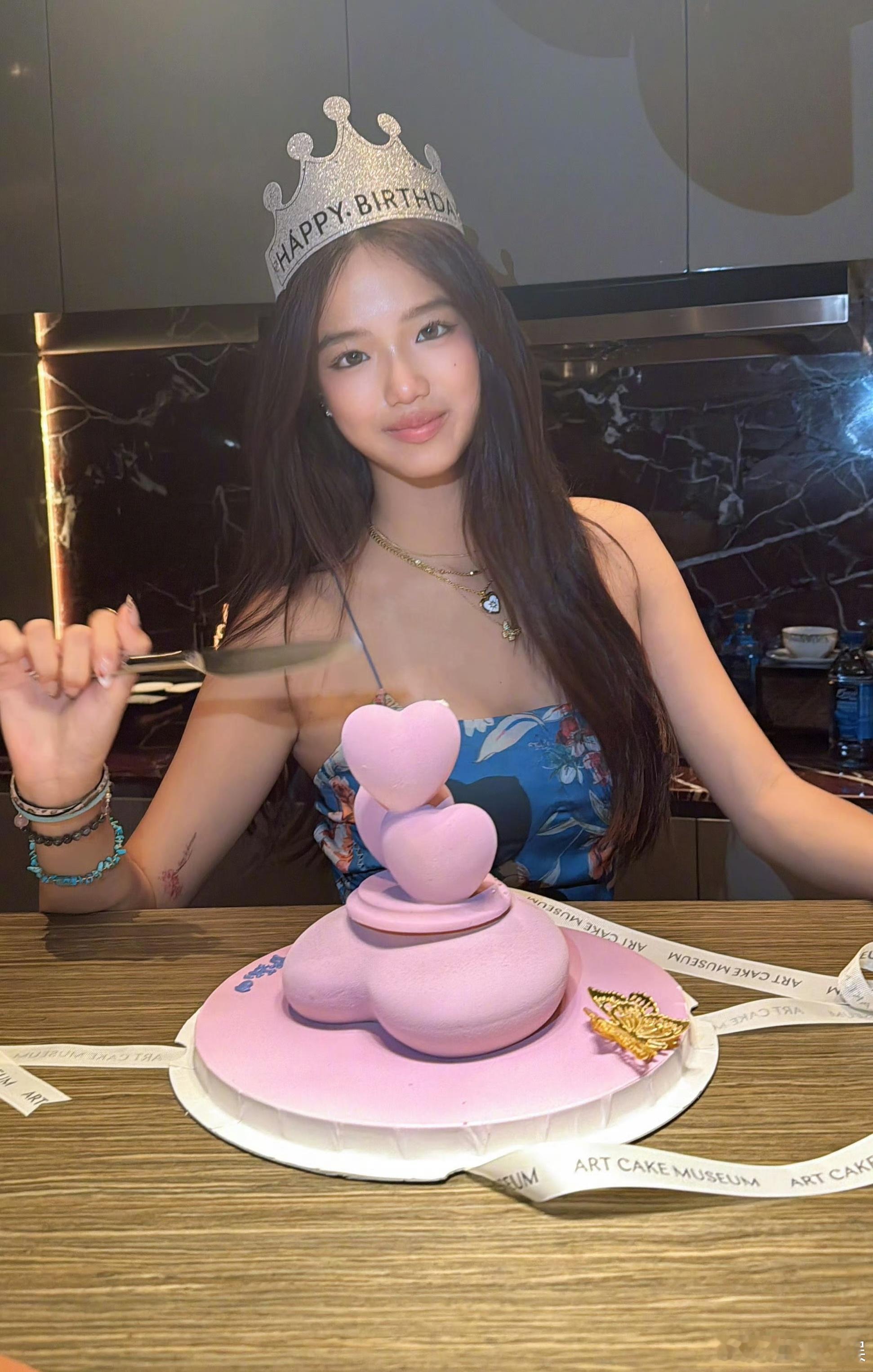 钟丽缇晒照为二女儿庆生钟丽缇为二女儿庆17岁生日 好漂亮 ​​​