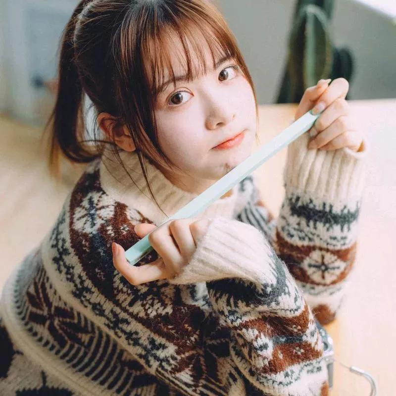 冬日暖阳下，少女轻抚发梢。秋日少女照 温柔少女 温婉长发少女 温柔长发少女 暖光