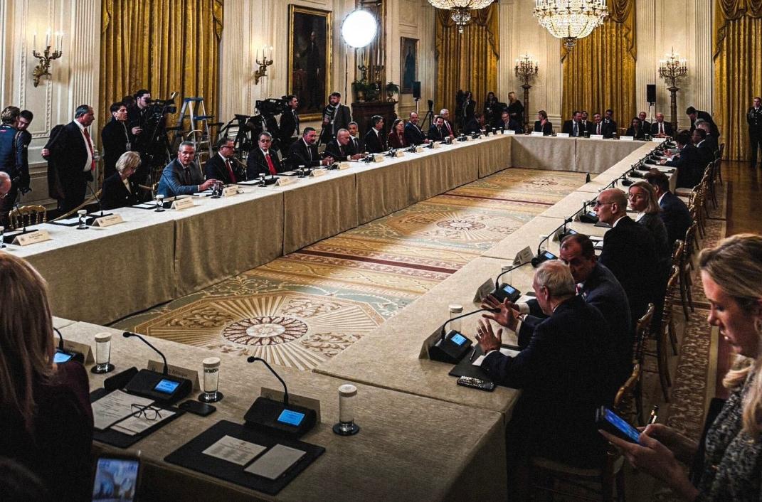 特朗普召集全美军火商开会，下令火速扩产精确制导武器，对中方提供稀土充满自信！
