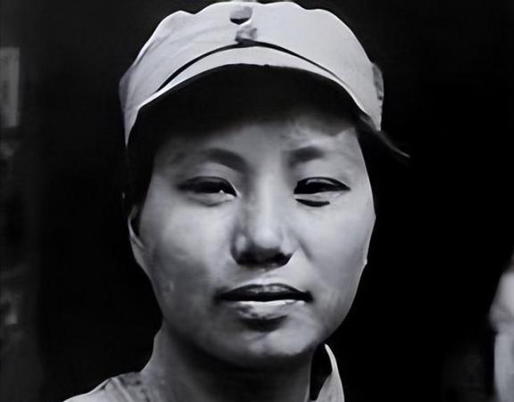1937年，15岁女红军被敌人抓住，正要被砍头时，一名敌军官走过来，摸摸她的脸：