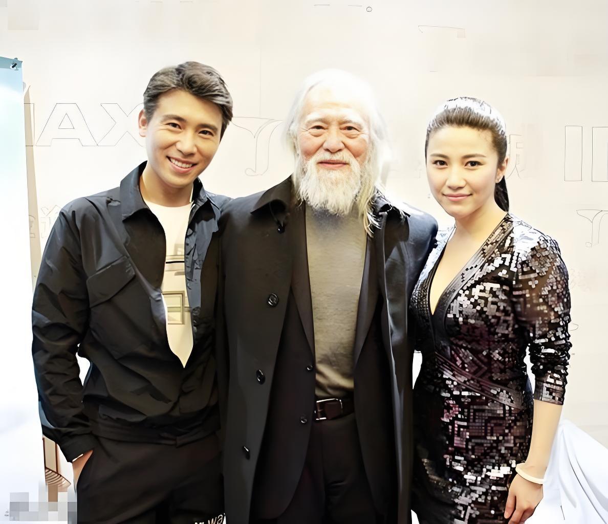 中间是王德顺大爷，左边是帅哥李乃文，右边的这位美女是谁？