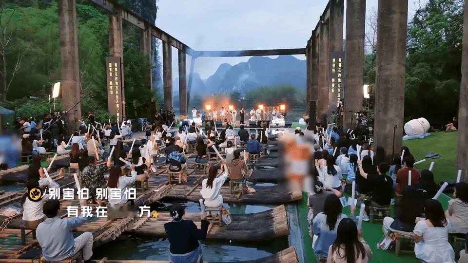 五哈鲜花舞台看哭了 邓超、鹿晗等人的表演真是振奋人心！他们让《鲜花》的每句歌词都