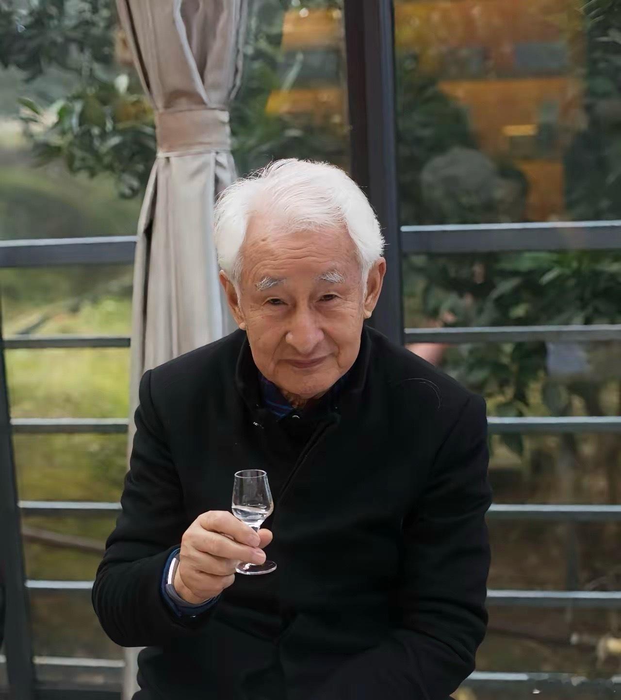 世界上喝茅台最多的人叫季克良。他在茅台工作50年，喝掉2吨多茅台，凭借“最贵的鼻