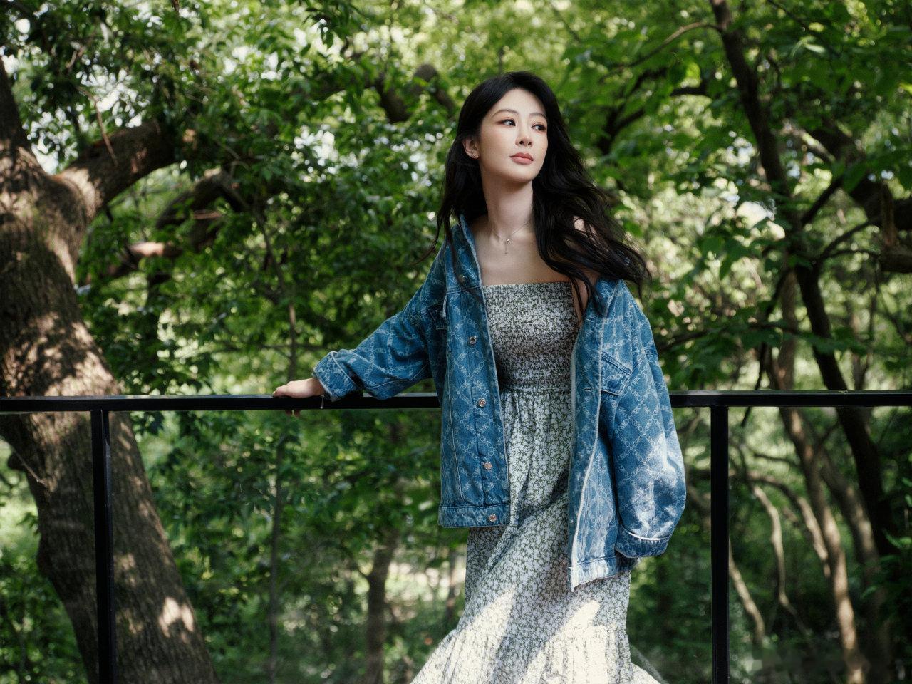 杨紫牛仔外套搭抹胸长裙杨紫享受春日的慵懒时光杨紫享受春日的慵懒时光，我紫真的松弛