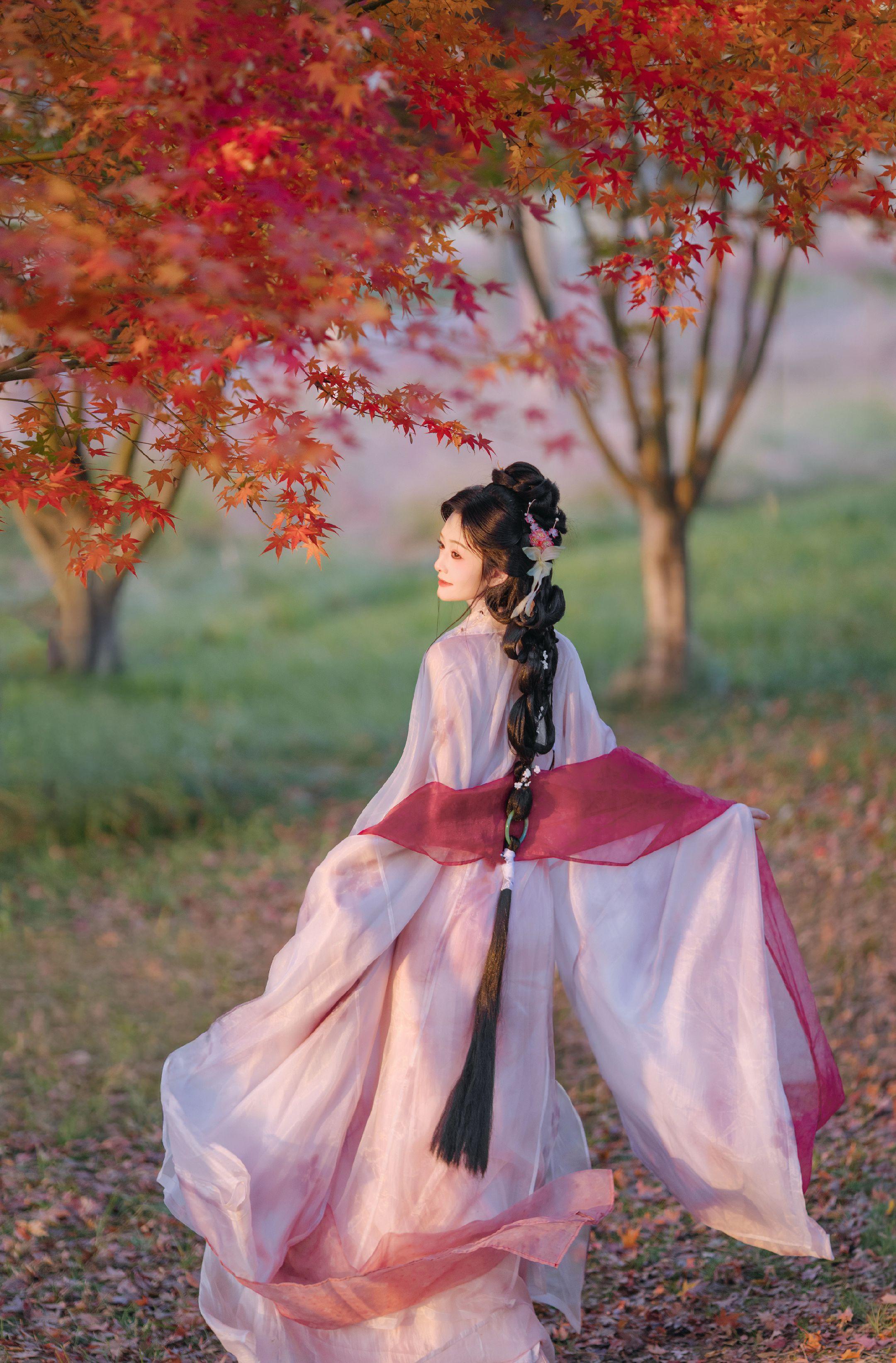 又是一年秋天，能不能别忘了我。摄影：本人 出镜：  造型