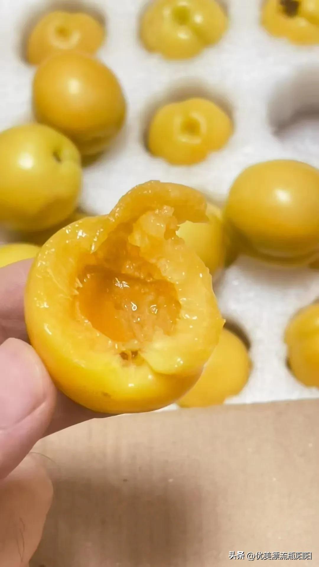 这金黄的小小油杏，真的是太太太好吃了[呲牙]
你把这个杏子
连皮吃，
皮是光溜溜