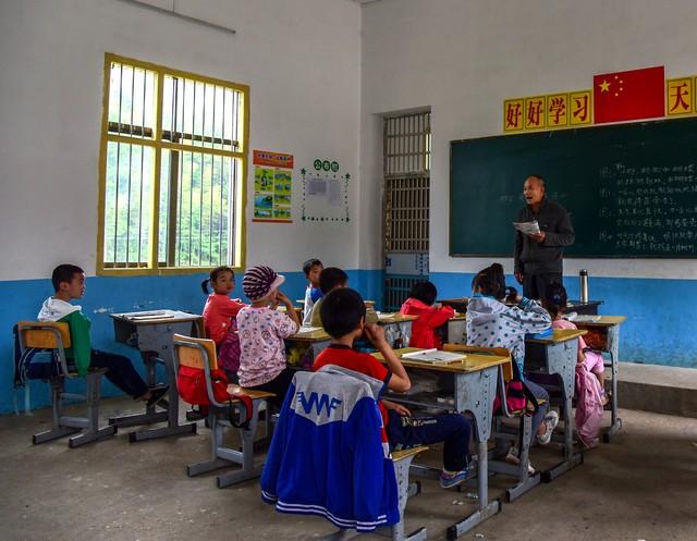 当了一辈子孩子王，落下一身病，想退却退不了——这是多少乡村老教师的心声？

早些