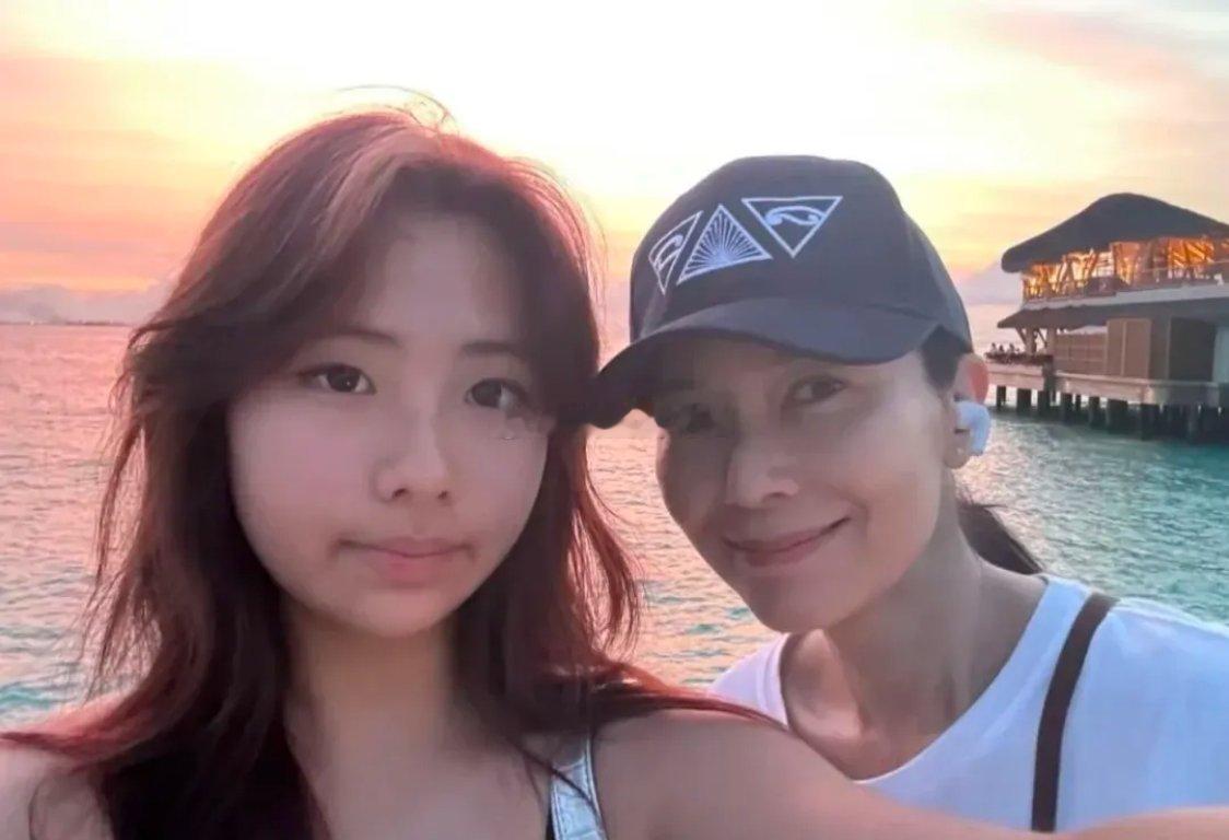 曾经的Tvb当家花旦郭羡妮的52岁生日，她在社交媒体更新自己的近照。生图的她，肌
