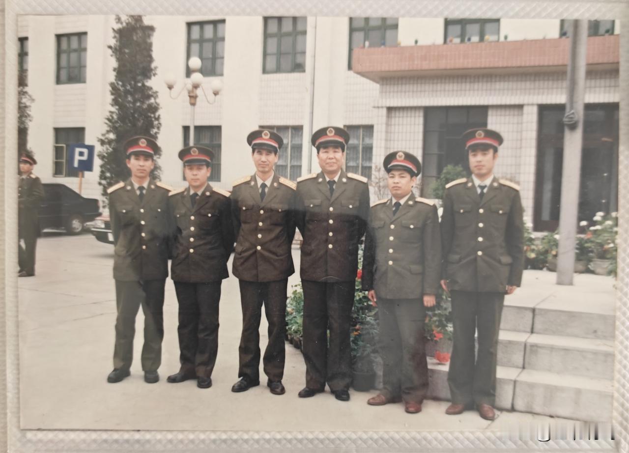 张家口原65集团军政治部副主任范印华升任北卫政治部主任，临别时与宣传处部分战友合