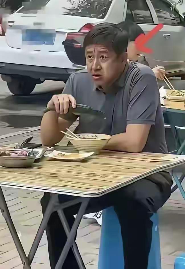 这个演员太低调了，出门自己吃饭，在街边小吃就行，也没有保镖没有人围观。
张国强是
