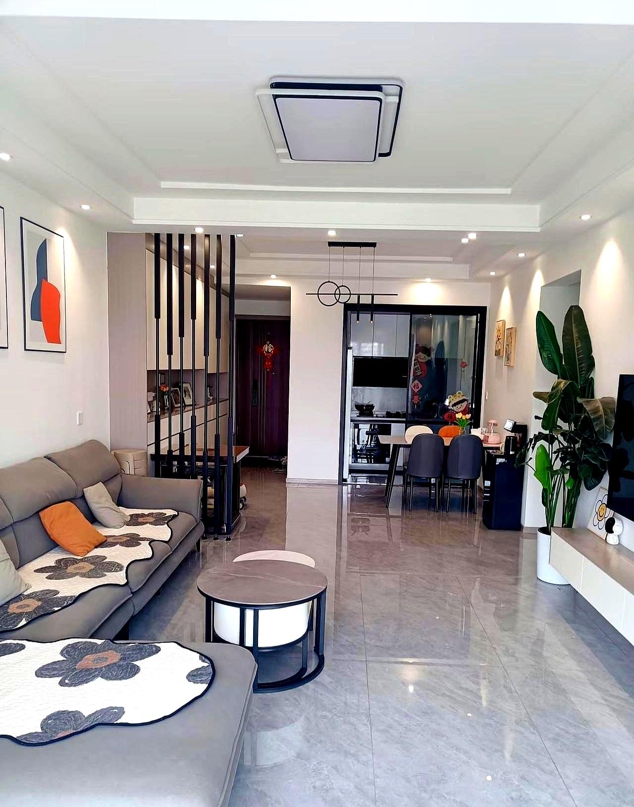 连当年那口气、愿意掏出80万的决断都没了。
三年前在西安看房，房东喊110万，砍