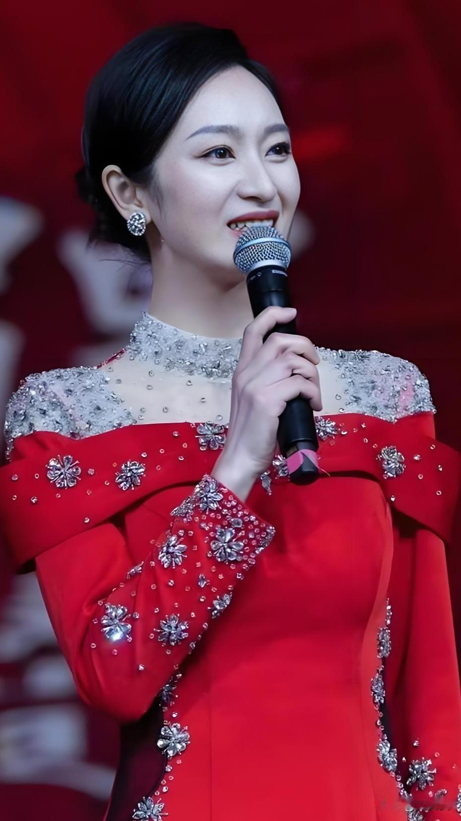 王治郅的二婚老婆，广西知名主持人周蕾，长相温柔大方，经常主持大型晚会。她比王治郅