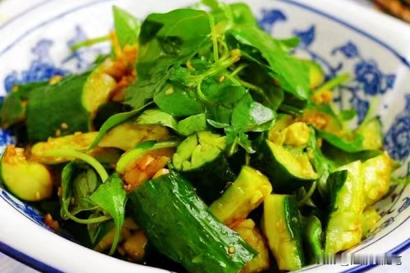 昨晚彻底打脸了。为了瘦搞"一日两餐"坚持半年多，结果就一顿红烧肉＋一杯浓茶，直接