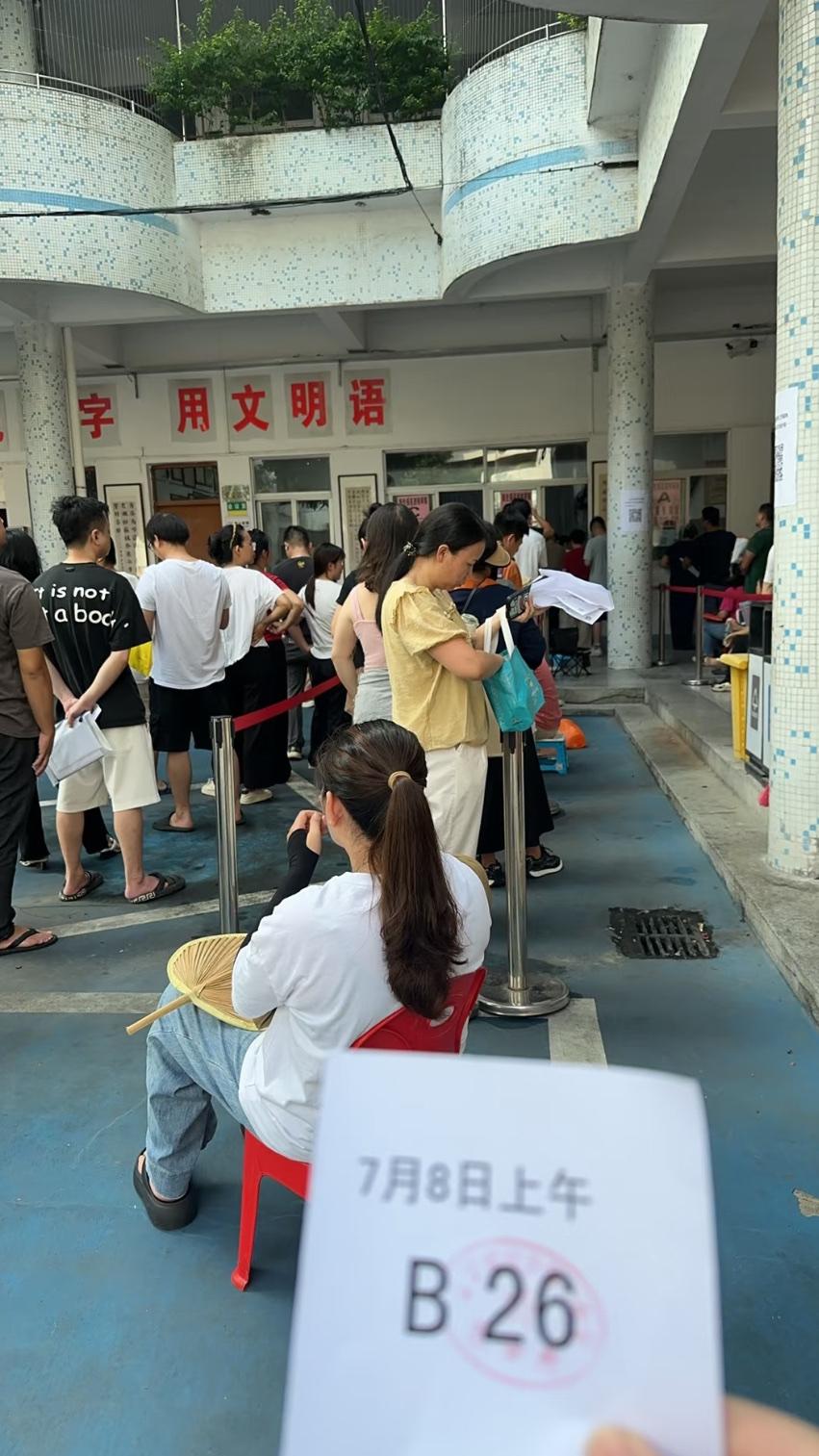 开学第一天，校门口直接劝退我的二胎梦！送女儿上小学，车挤人涌，堵到心发慌。突然意