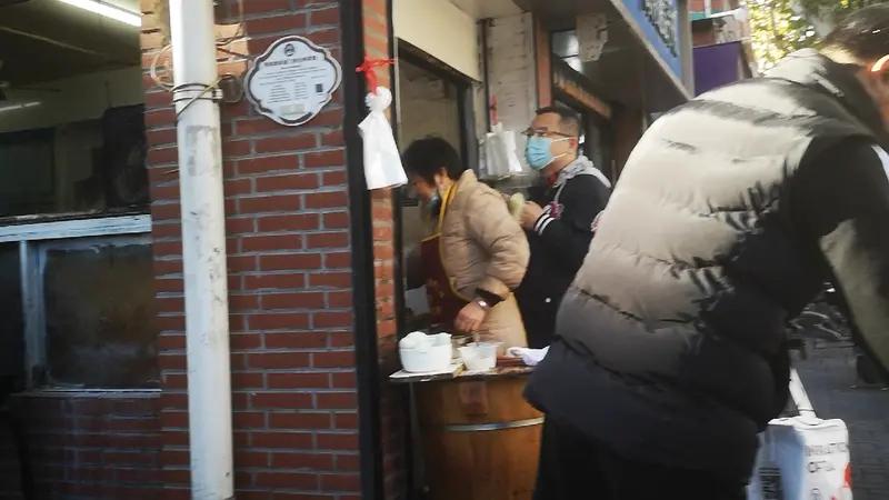 1月17日上海，6位顾客19元点2碗汤，小店老板：坐在我们店内一个半小时，店里醋