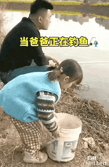 还好是小棉袄，要是儿子干的话，回家免不了一顿竹条炒肉。
 
男子正拿钓鱼竿坐在湖