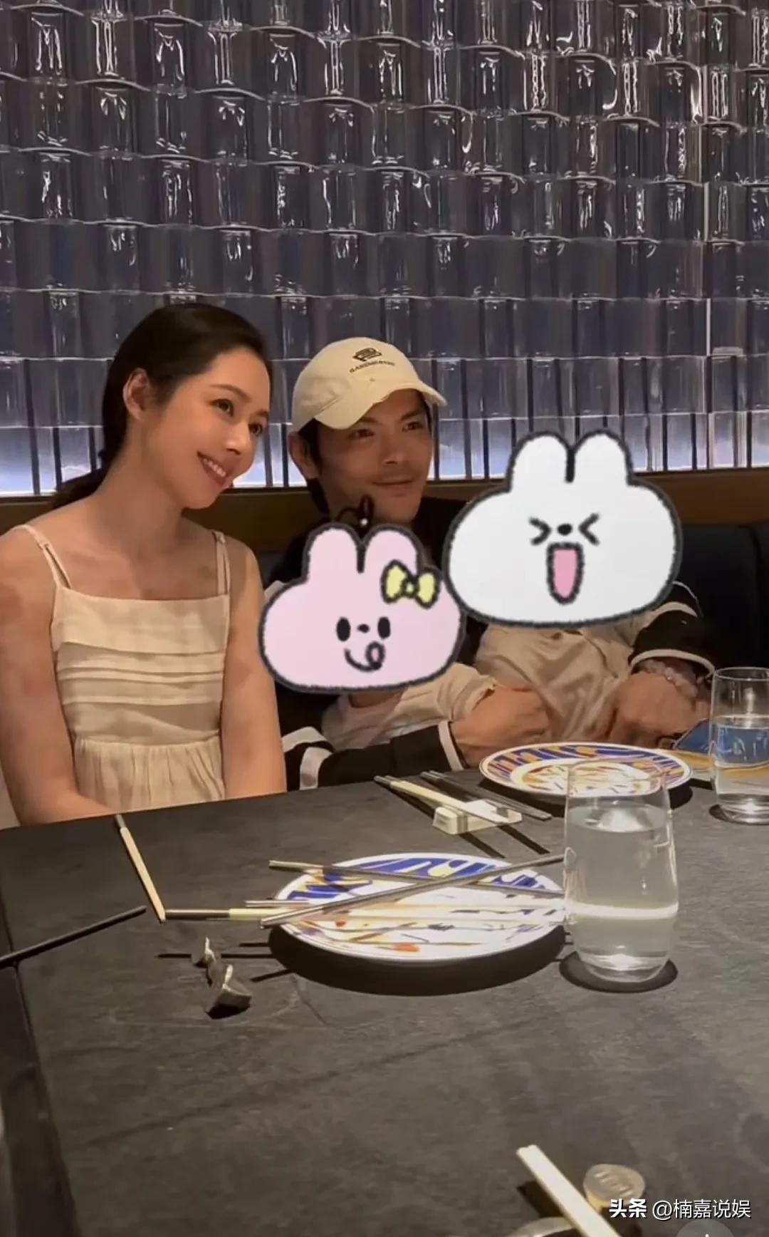 郭碧婷和向佐带着两个孩子和好友聚餐，看了郭碧婷的解释，才知道向佐有这么温柔的一面