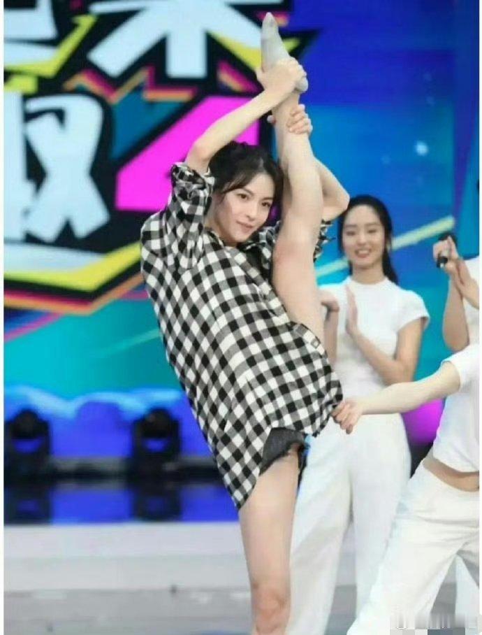 钟楚曦节目一字马，很需要功底的啊！ ​​​