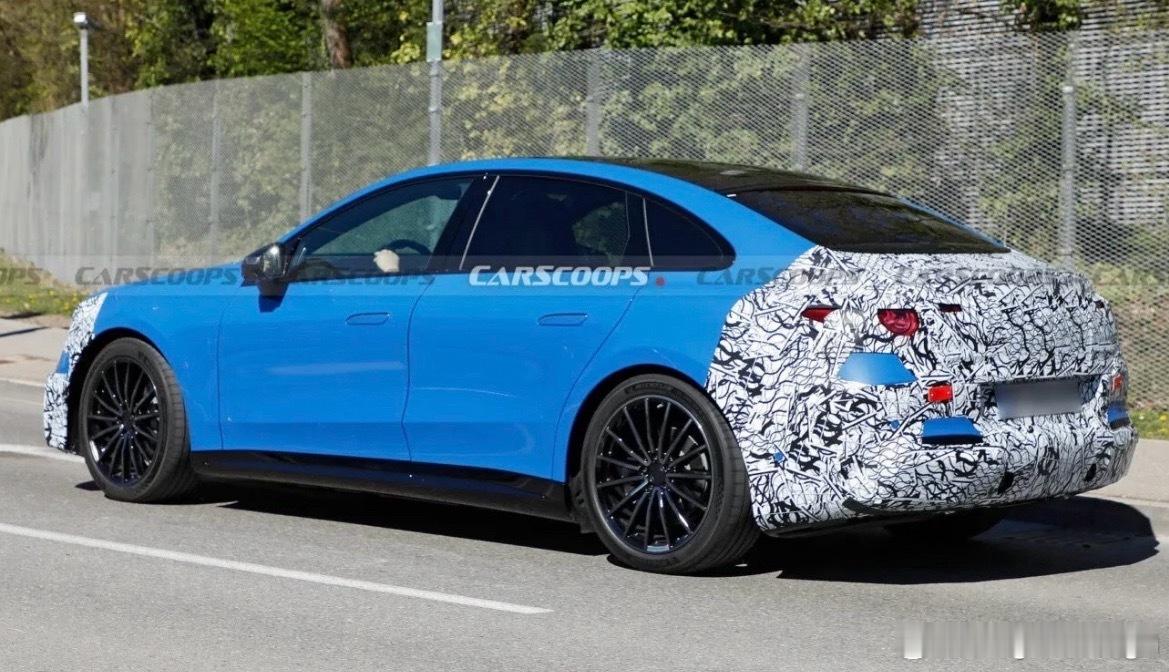 奔驰新C级纯电即将发布！侧面看奔驰已经很尽力的在拉L113了之前预测过了，就坐等