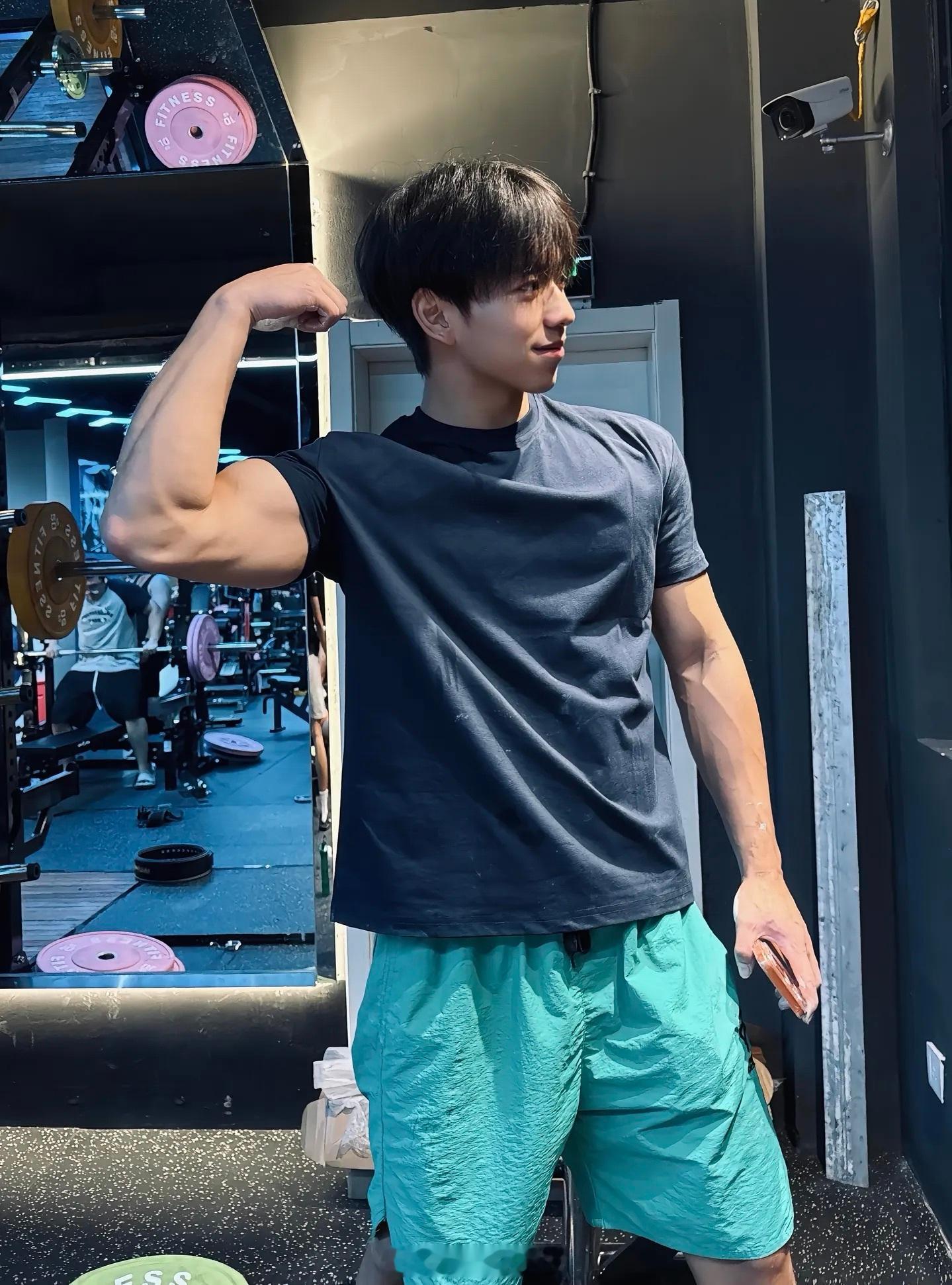 06 薄肌男大 