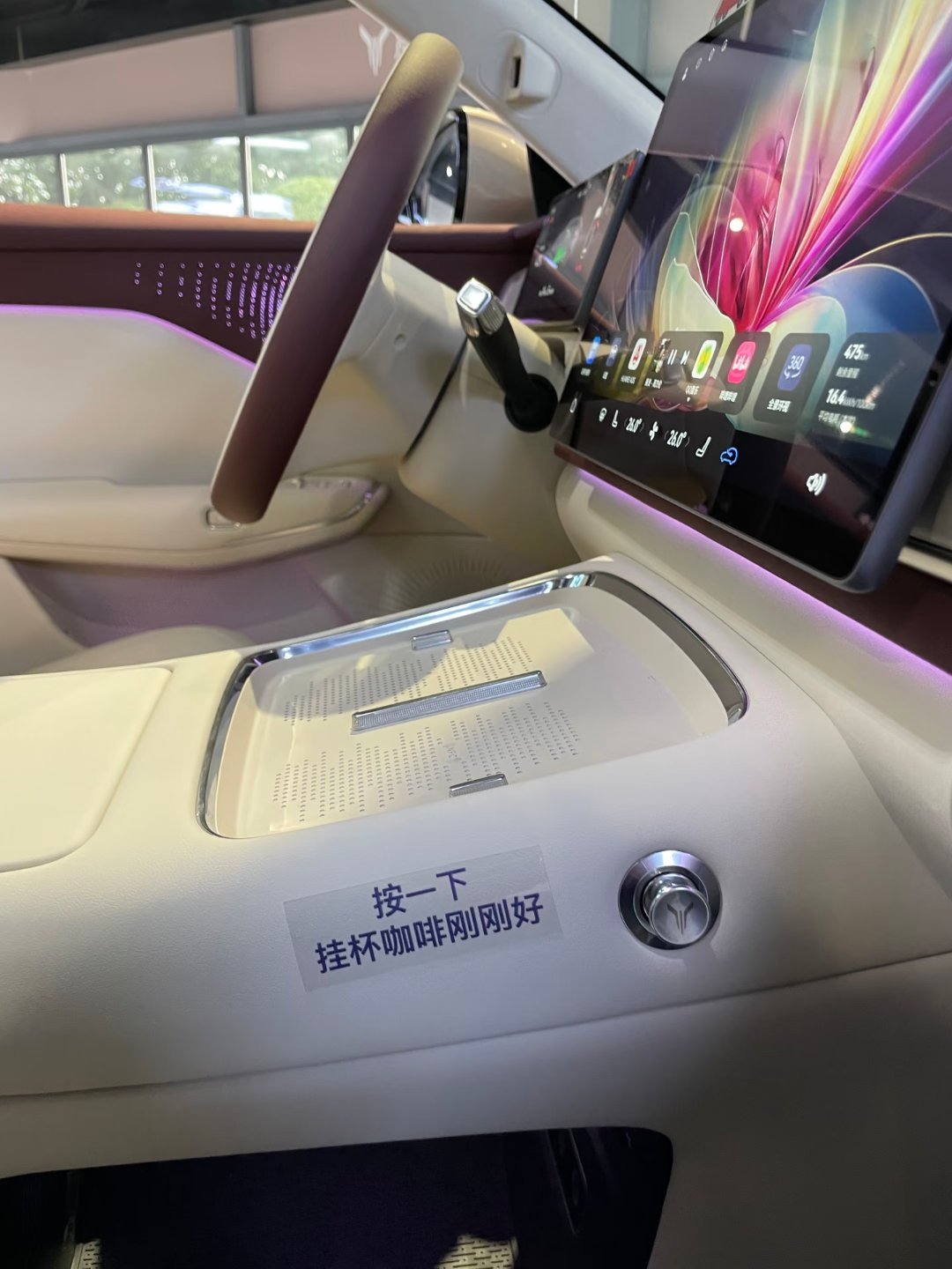 我会把奶茶的外卖拎袋当成车内的垃圾袋，废物利用，环保。如果车上有这么一个侧面的小