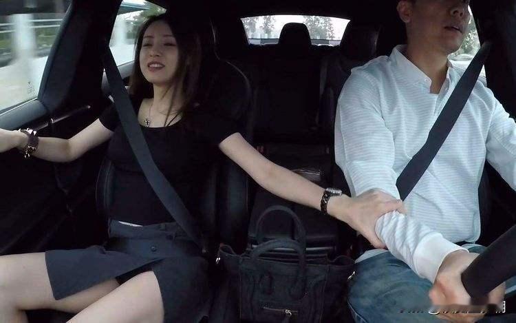 有个女同事天天蹭我车，我很郁闷，决定不开车了，我改坐地铁。没想到几天后我接到了她