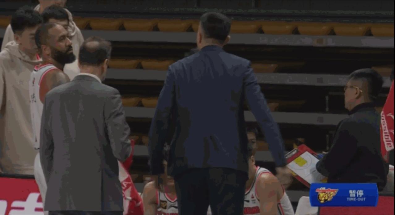广东本土首发一节时间1分未得！
​CBA常规赛，广州主场对阵广东，此役郭艾伦复出