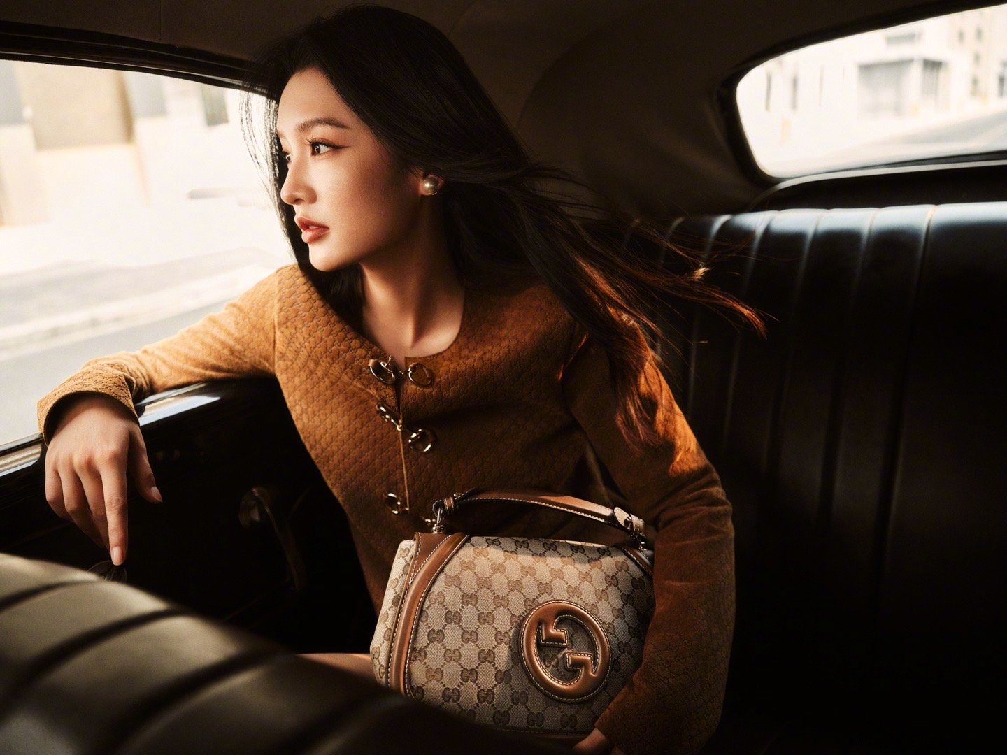 #李沁棕色系车内大片# 怎么会有人像一样美得毫不费力！早秋穿搭一袭棕色连衣裙配同