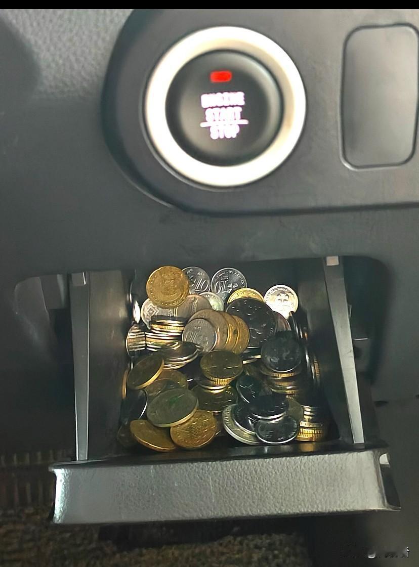 你听过给车里放硬币的说法吗？
我爸每周月都会给我车里放一把硬币，他是个大货车司机