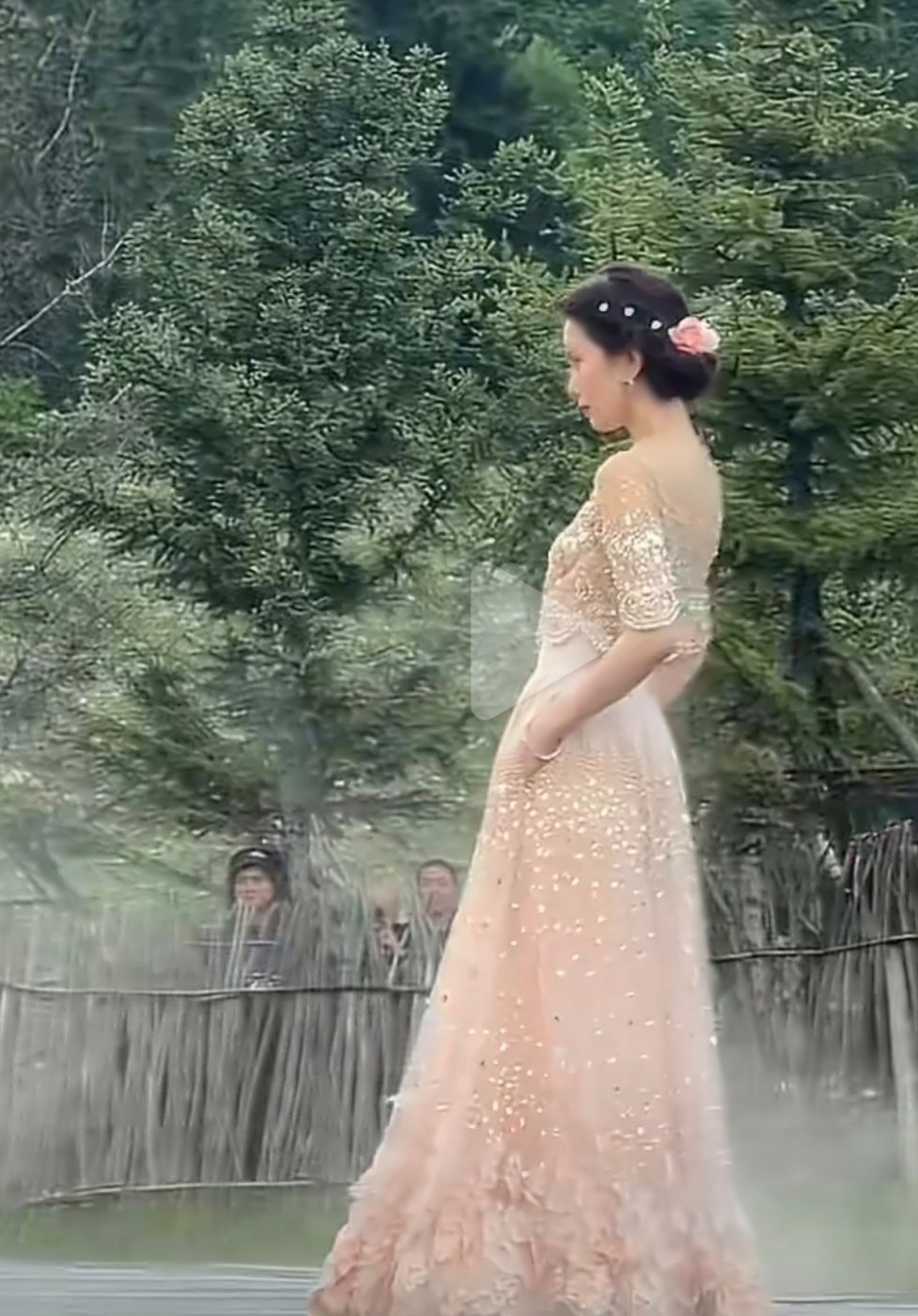 刘诗诗掀头纱S曲线 