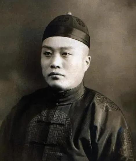1886年，翁同龢在街上看到一个小孩在卖对联，他好奇去看看，小孩的对联写的真不错