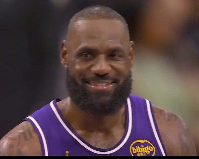 詹姆斯现在很开心，很多时候在场上的时候玩开了，展示那些风骚的单手传球，背传等，有