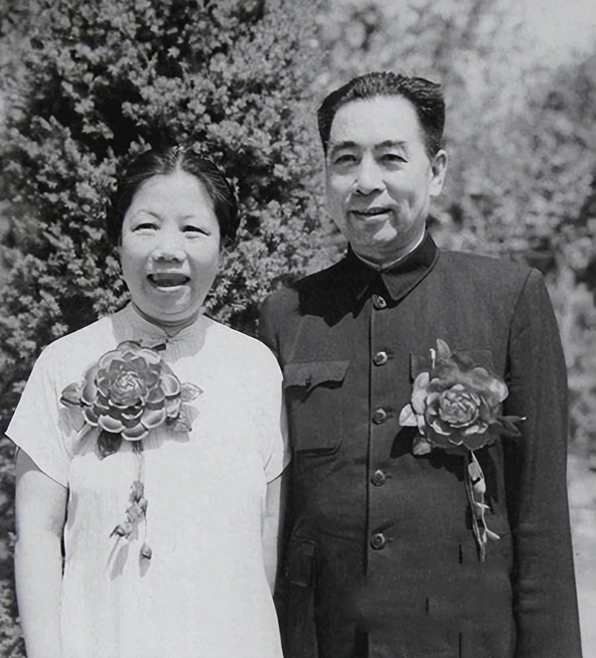 晚年邓颖超回忆当年：母亲看恩来的第一眼，就说这人靠得住！
1979年深秋，北京第