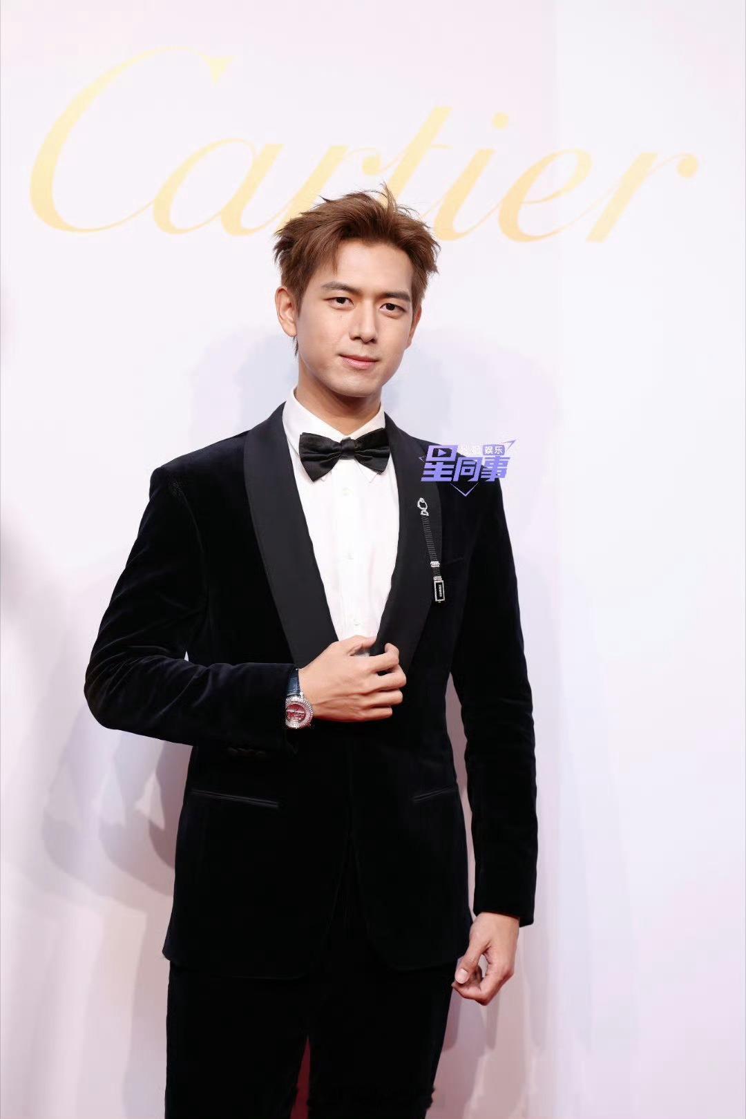 #李现黑色丝绒西装Look# 大帅哥玩闪现啊啊！ ​​​
