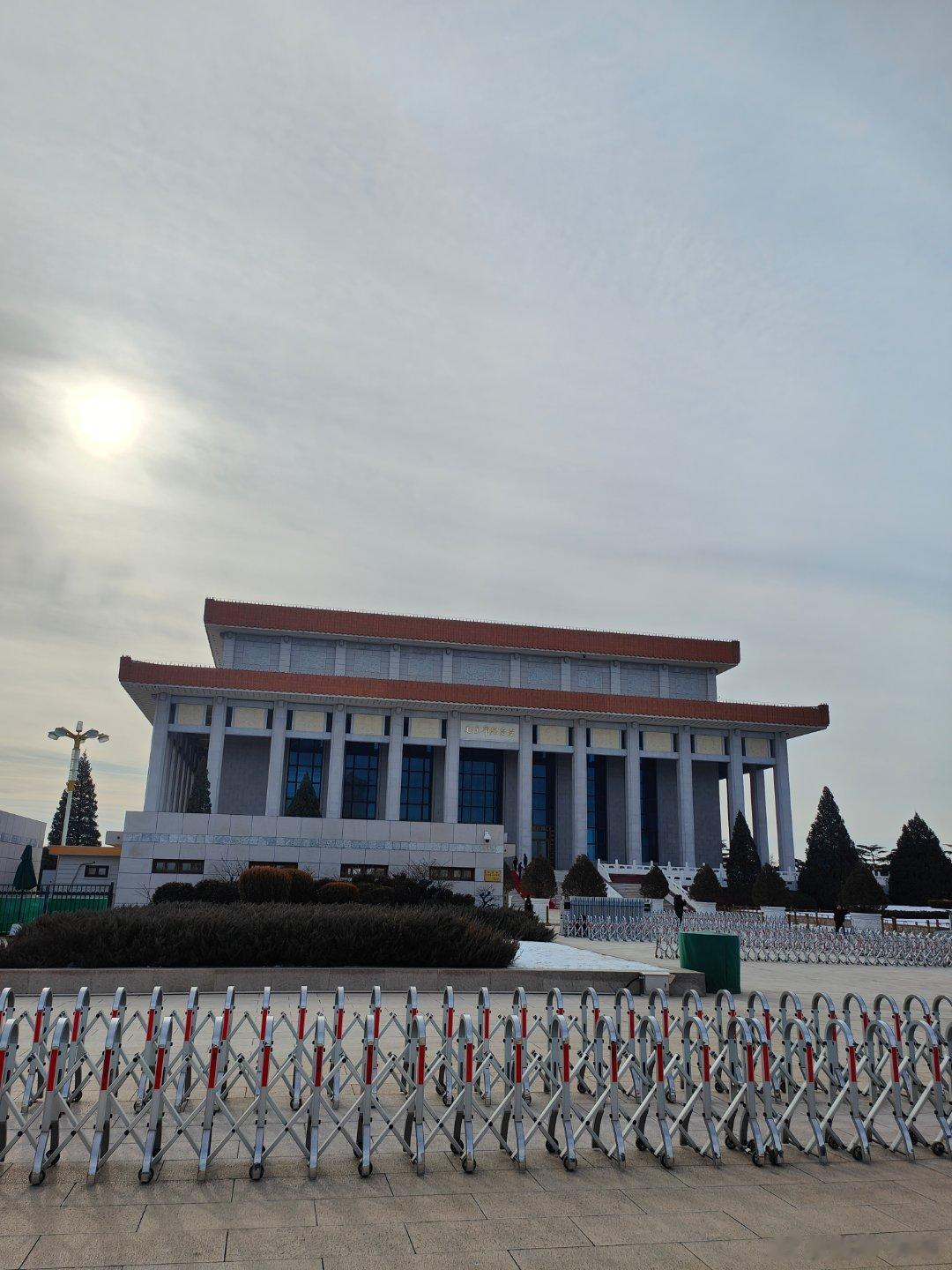 北大厅内，中共中央，全国人大常委会，国务院，全国政协，中央军委，各民主党派、全国