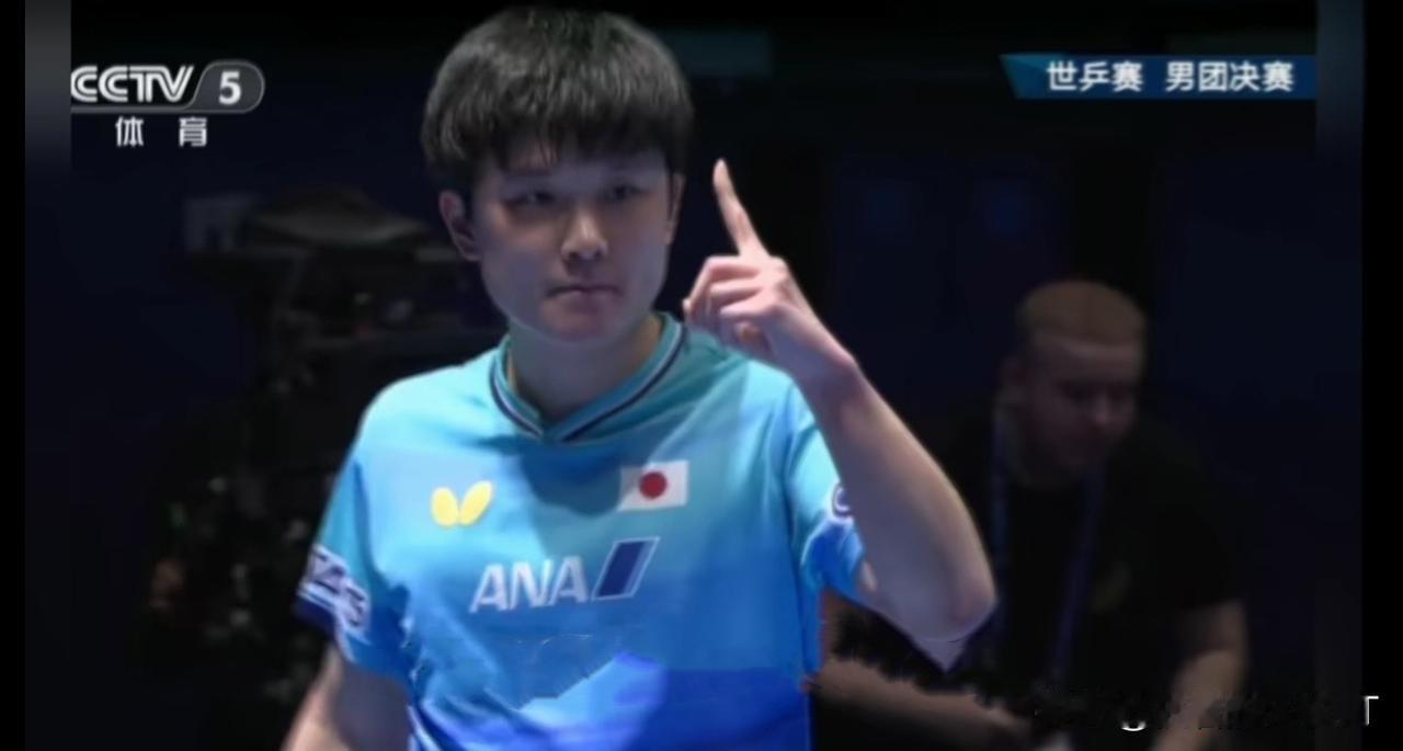 张本智和赛点狂妄举起一根手指挑衅，逆转之神梁靖崑专治各种嚣张。
世乒赛男团决赛中