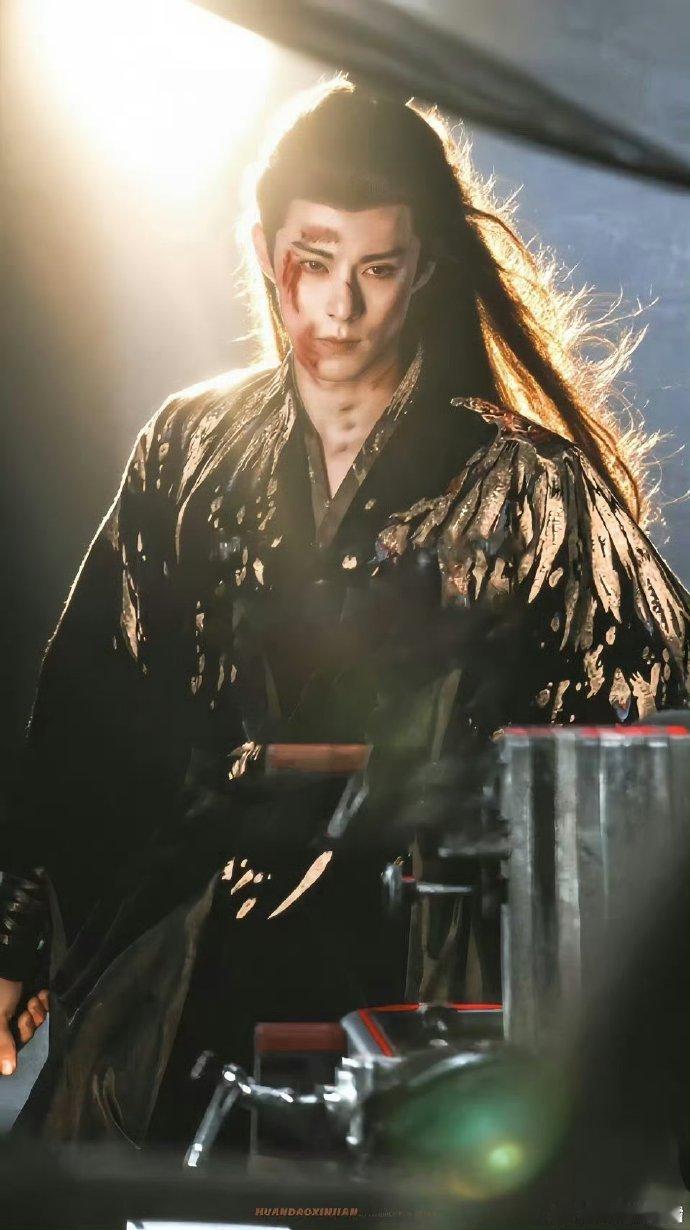 王鹤棣咸鱼飞升人生镜头王鹤棣《咸鱼飞升》宋潜机的战损镜头刚刷到，脸上带点伤反而更