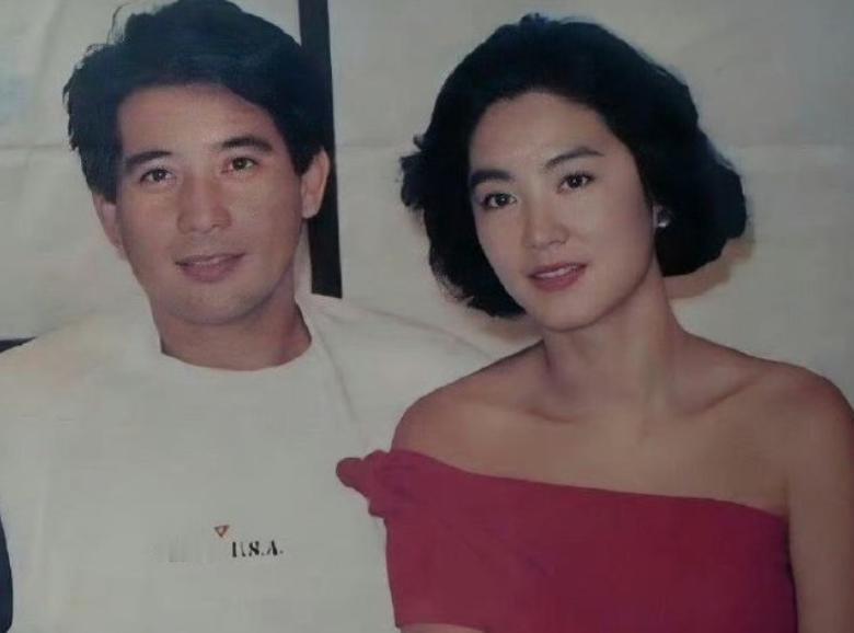 1973年，已婚的秦汉爱上了18岁的林青霞。他回家对着怀孕妻子邵乔茵说：“我不能