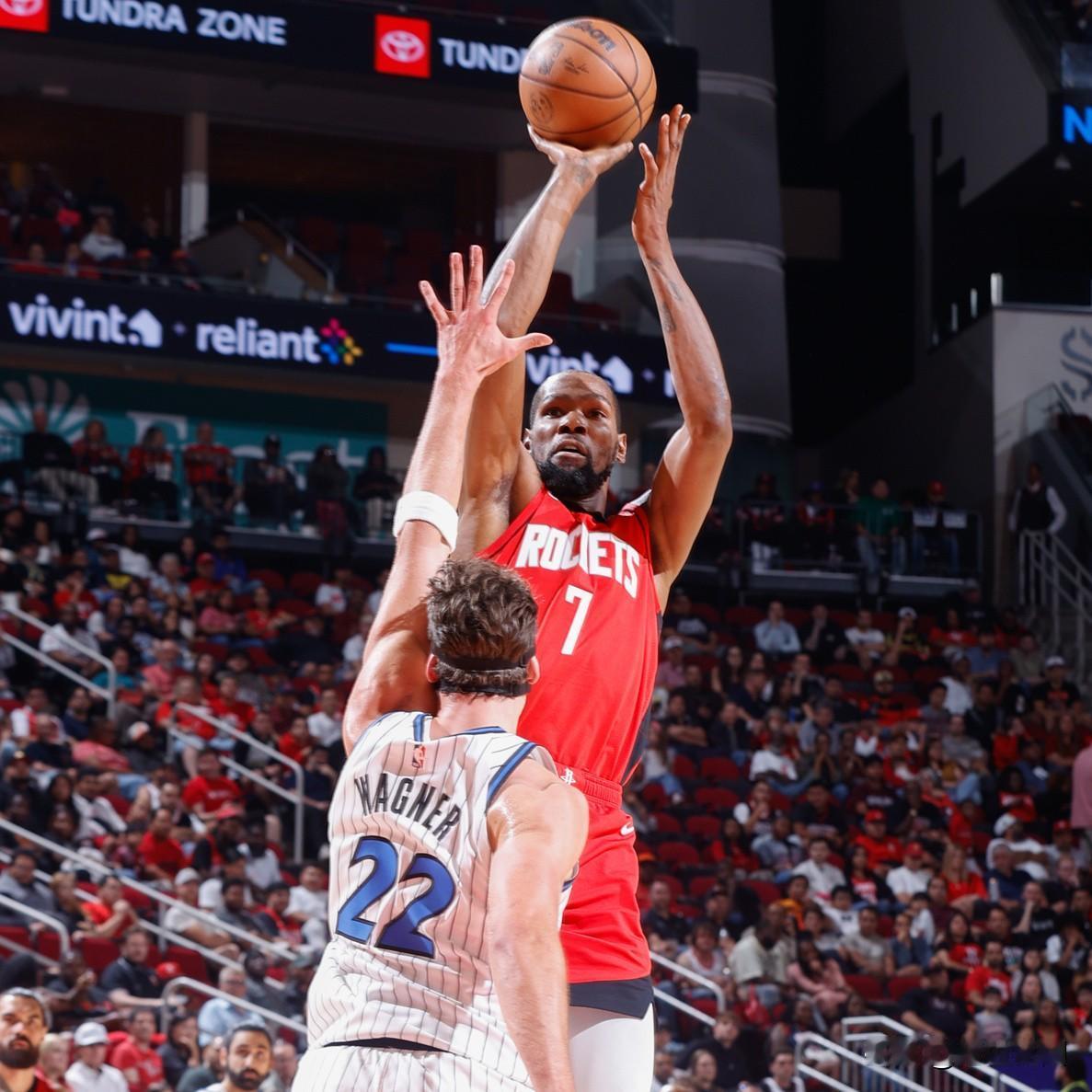 火箭加时117:113击败魔术，取得四连胜！
阿杜和申京都砍下30+，谢泼德也贡