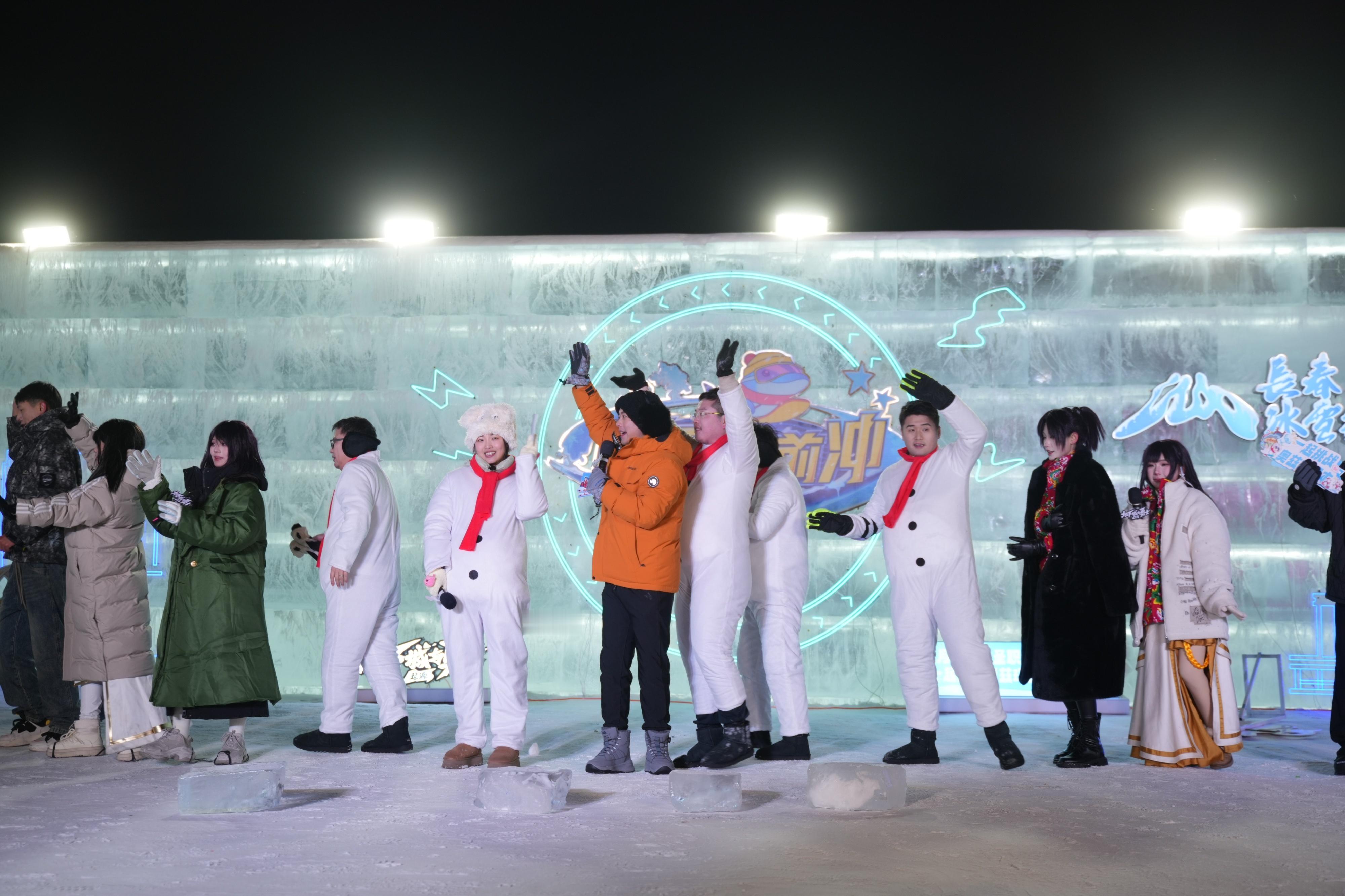 DNF手游策划雪地滑跪  DNF手游策划勇闯冰雪向前冲 游戏策划都这么拼命吗，这
