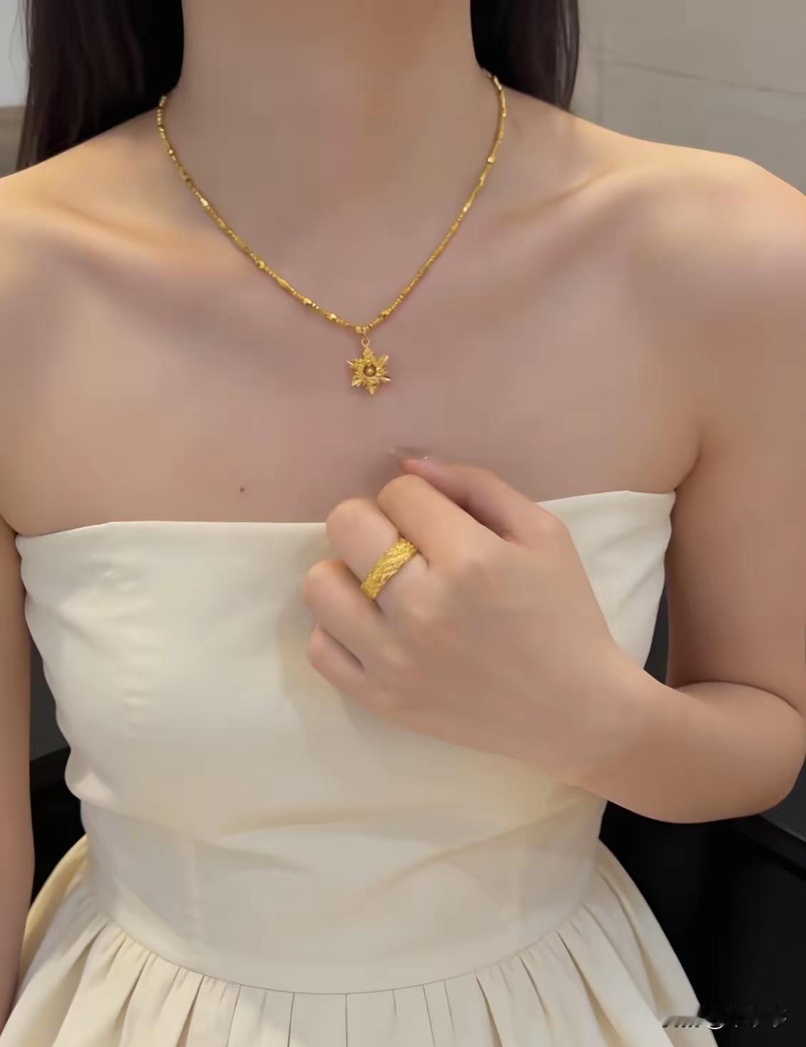 我做过最傻的事情
就是分手之后
把金项链还给了前男友
当时的我，满心都是所谓的“