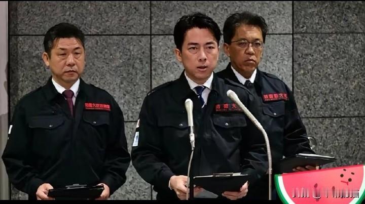 日本7.5级强震刚过，凌晨的紧急发布会就出了岔子！防卫大臣小泉进次郎上台念稿时，