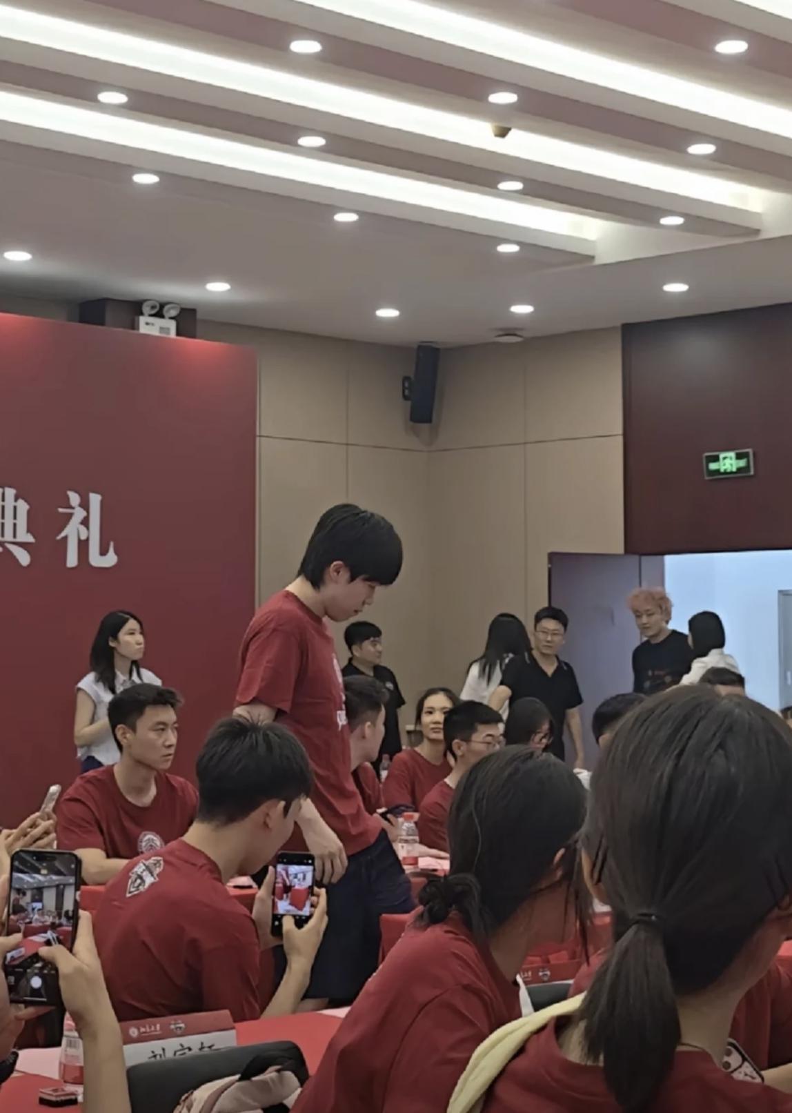 王楚钦北大同学说，老师都围着王楚钦签名，同学们已经自动称呼王楚钦为“头哥”了。